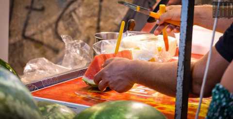 Bari, "angurie fresche da Donato": la bancarella che dal 1974 vende meloni pure di notte